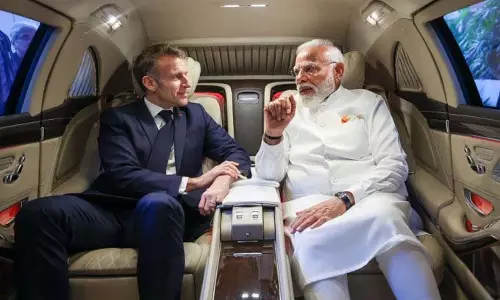 लोक भवन बैठक के बाद मैक्रॉन और PM मोदी नवाचार मंच के लिए रवाना लोक भवन बैठक के बाद मैक्रॉन और PM मोदी नवाचार मंच के लिए रवाना