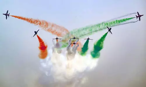 Jaipur: जलमहल के ऊपर आसमान में रंग-बिरंगी उड़ान