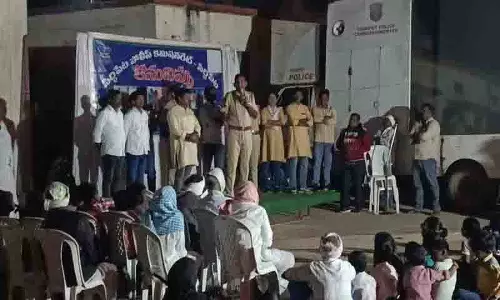 पुलिस ने कनुविप्पु मीट में ग्रामीणों को Cyber Crime के बारे में चेतावनी दी