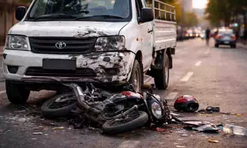 Pune: ट्रक की चपेट में आया बच्चा, पिकअप एक्सीडेंट में पिता की मौत