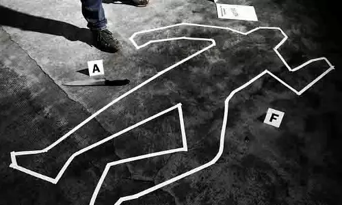 महिला पुलिसकर्मी का शव लटका मिला, पति हिरासत में महिला पुलिसकर्मी का शव लटका मिला, पति हिरासत में