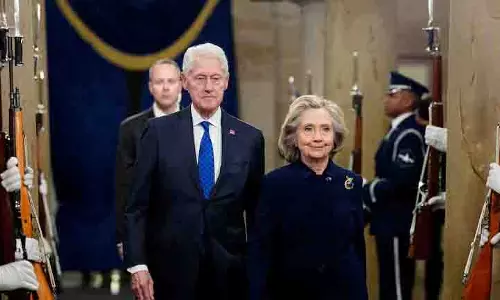 Hillary Clinton ने जेफरी एपस्टीन से संबंधों से इनकार किया, फाइलों को पूरी तरह जारी करने की मांग की Hillary Clinton ने जेफरी एपस्टीन से संबंधों से इनकार किया, फाइलों को पूरी तरह जारी करने की मांग की