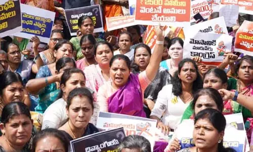 कविता ने कांग्रेस सरकार के अधूरे वादों के खिलाफ विरोध प्रदर्शन का नेतृत्व किया कविता ने कांग्रेस सरकार के अधूरे वादों के खिलाफ विरोध प्रदर्शन का नेतृत्व किया