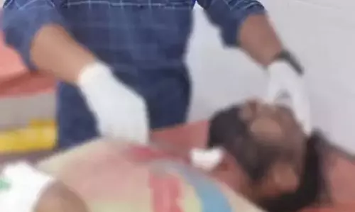 युवक ने खुद को मारा चाकू, कुएं में गिरा, फिर... युवक ने खुद को मारा चाकू, कुएं में गिरा, फिर...