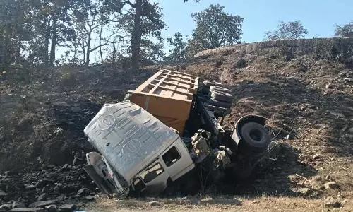 केंदा घाटी में भीषण हादसा: कोयले से लदा ट्रेलर पलटा, चालक-हेल्पर की मौत