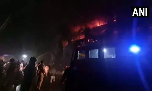 FIRE: टेक्सटाइल शोरूम में भीषण आग, इलाके में हड़कंप