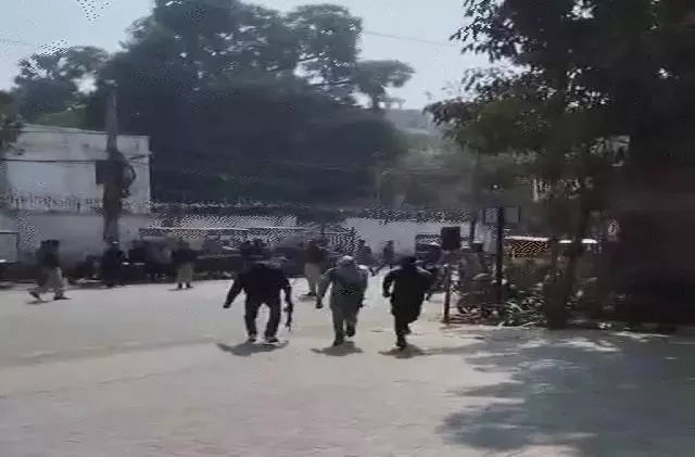 Bihar: होटल ताज में घुसे 3 आतंकवादी, धमाकों से दहला इलाका Bihar: होटल ताज में घुसे 3 आतंकवादी, धमाकों से दहला इलाका