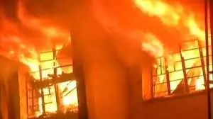Jharkhand: स्कूल में लगी भीषण आग, मची अफरा-तफरी Jharkhand: स्कूल में लगी भीषण आग, मची अफरा-तफरी