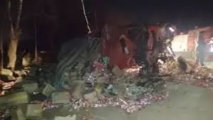 Agra: कैंटर और ट्रक की जोरदार टक्कर, दोनों चालकों की मौत Agra: कैंटर और ट्रक की जोरदार टक्कर, दोनों चालकों की मौत