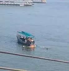 Varanasi: दो नावों में अचानक टक्कर,टला बड़ा हादसा Varanasi: दो नावों में अचानक टक्कर,टला बड़ा हादसा