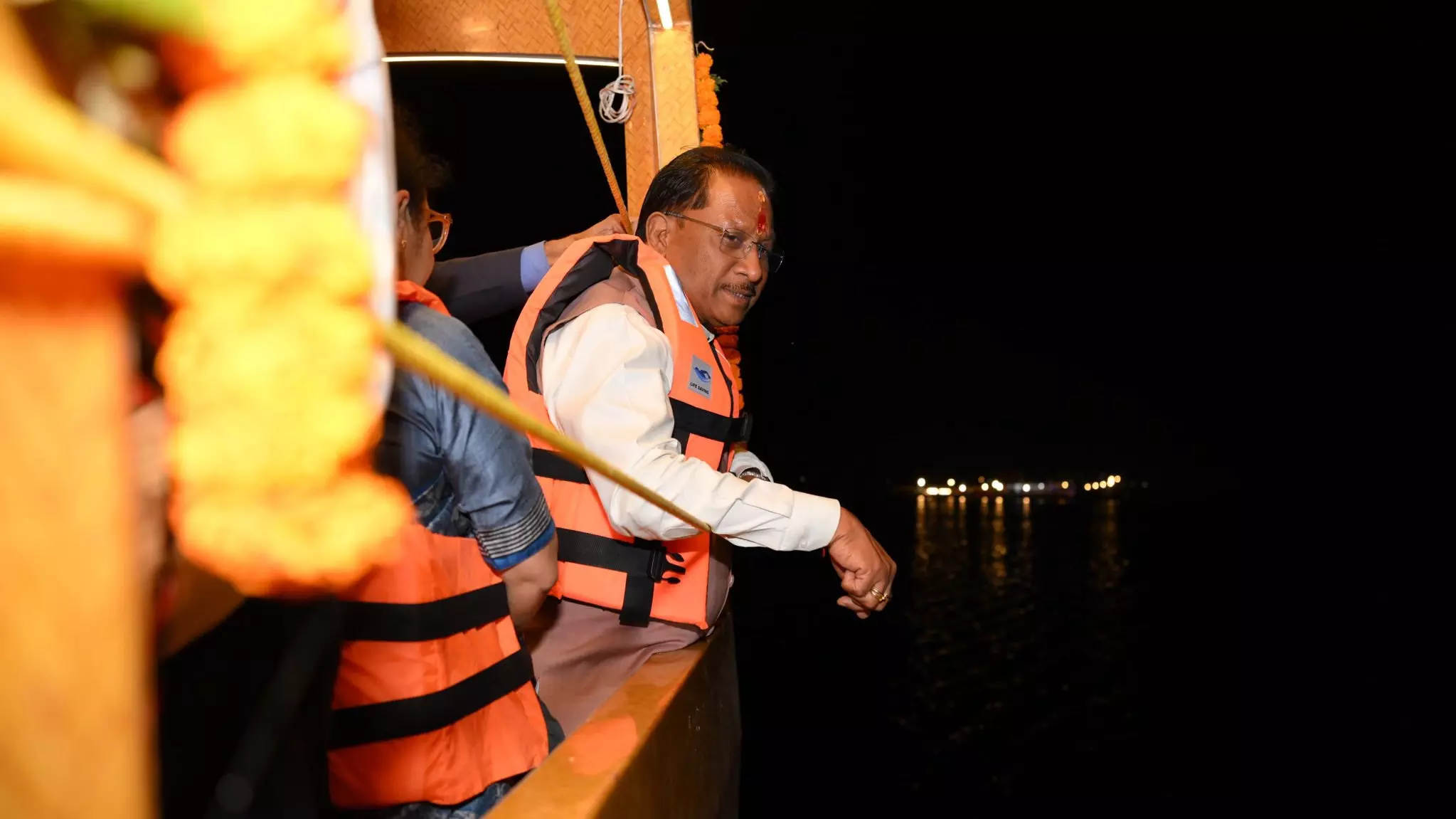 CM साय ने देर रात झुमका जलाशय में बोटिंग का लिया आनंद CM साय ने देर रात झुमका जलाशय में बोटिंग का लिया आनंद