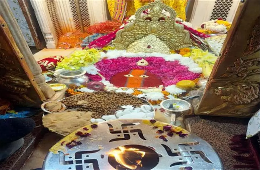 Una: चिंतपूर्णी मंदिर में पंजाब के श्रद्धालु ने 25 तोले सोने का मुकुट व टीका किया अर्पित Una: चिंतपूर्णी मंदिर में पंजाब के श्रद्धालु ने 25 तोले सोने का मुकुट व टीका किया अर्पित