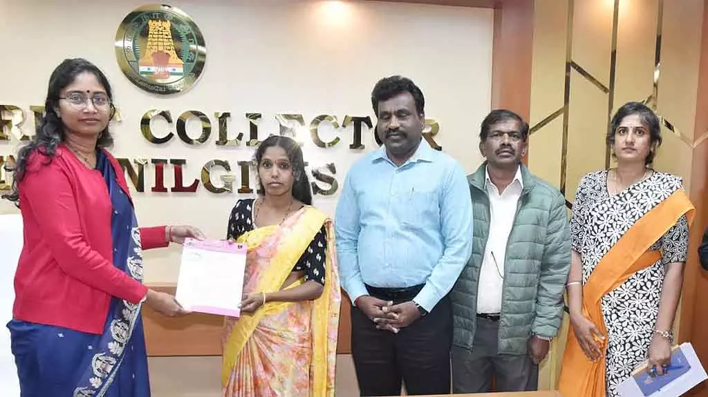 Tamil Nadu : पद्म श्री से सम्मानित दिवंगत आदिवासी चित्रकार की पत्नी को सरकारी नौकरी मिली Tamil Nadu : पद्म श्री से सम्मानित दिवंगत आदिवासी चित्रकार की पत्नी को सरकारी नौकरी मिली