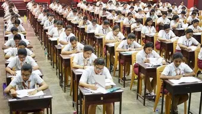 Indore : CBSE बोर्ड परीक्षा में 10वीं के 16 हज़ार और 12वीं के 12 हज़ार छात्र शामिल हुए Indore : CBSE बोर्ड परीक्षा में 10वीं के 16 हज़ार और 12वीं के 12 हज़ार छात्र शामिल हुए