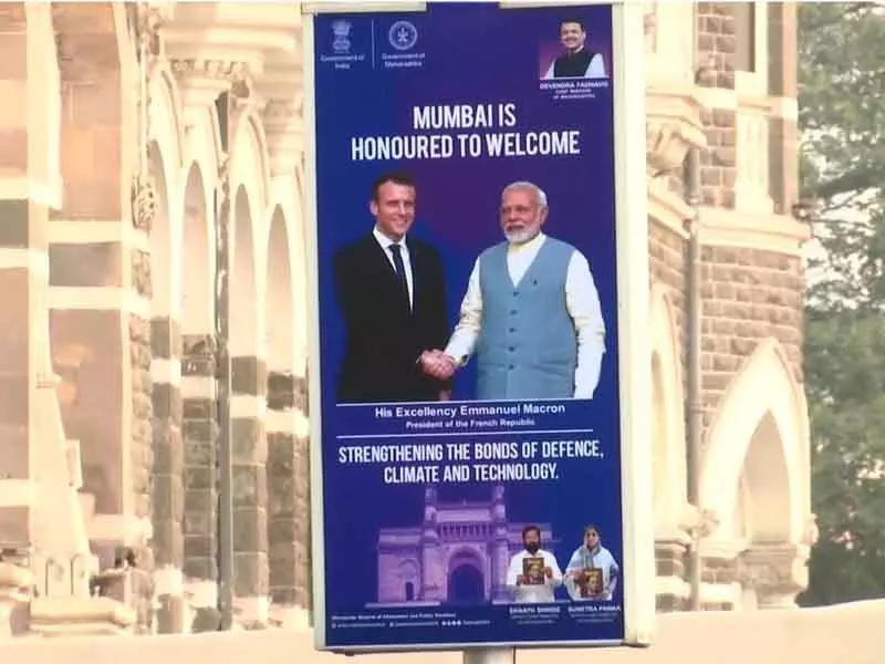 French के राष्ट्रपति इमैनुएल मैक्रों के स्वागत में मुंबई में पोस्टर लगाए गए French के राष्ट्रपति इमैनुएल मैक्रों के स्वागत में मुंबई में पोस्टर लगाए गए