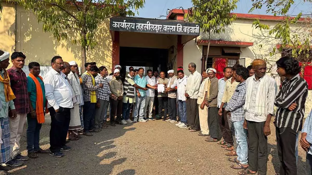 MP : सेंधवा में सरकारी दुकान से राशन की अवैध बिक्री की जांच की मांग कर रहे हैं ग्रामीण MP : सेंधवा में सरकारी दुकान से राशन की अवैध बिक्री की जांच की मांग कर रहे हैं ग्रामीण