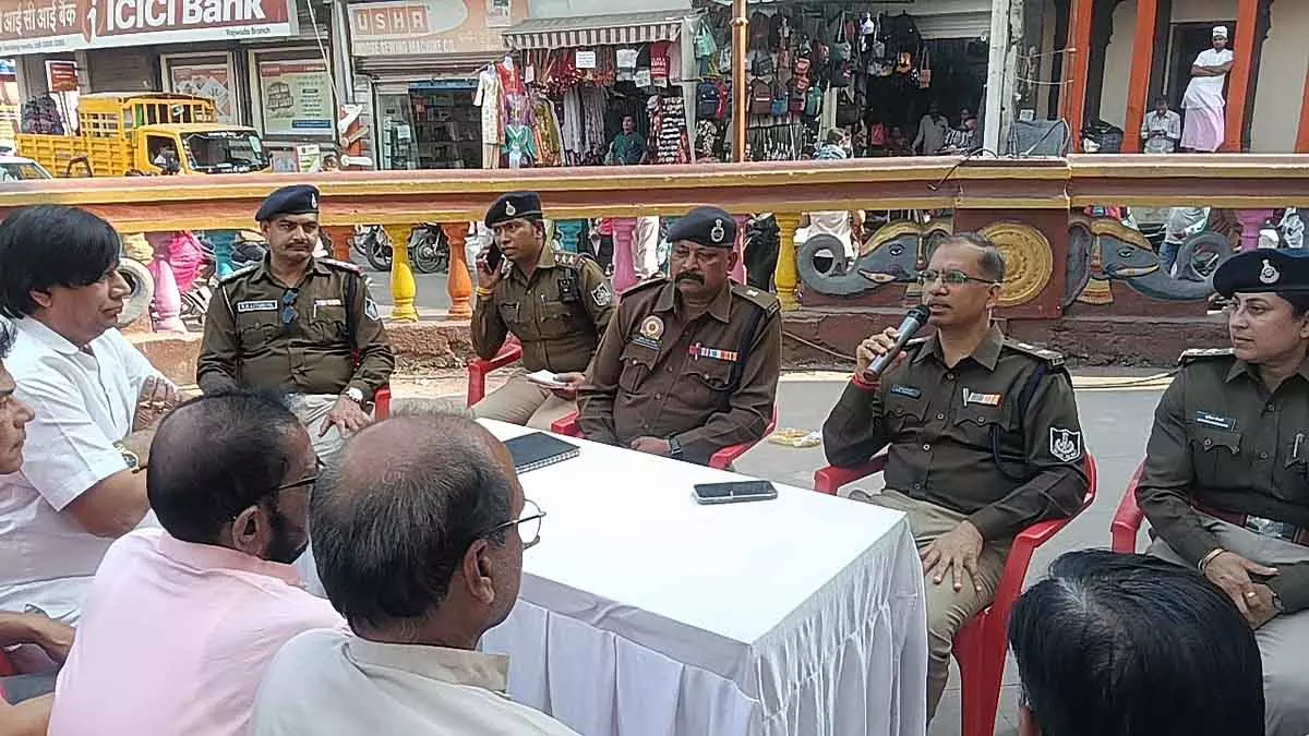 Indore : राजवाड़ा इलाके में ट्रैफिक नियम तोड़ने वालों पर कार्रवाई के लिए व्यापारियों ने समर्थन दिया Indore : राजवाड़ा इलाके में ट्रैफिक नियम तोड़ने वालों पर कार्रवाई के लिए व्यापारियों ने समर्थन दिया