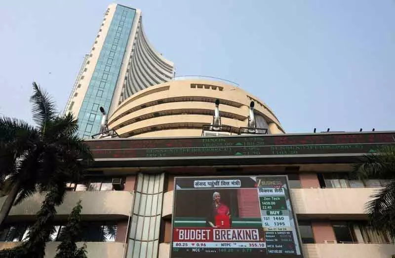 Infosys, ITC में खरीदारी से शेयर बाजार ने शुरुआती नुकसान को कम किया Infosys, ITC में खरीदारी से शेयर बाजार ने शुरुआती नुकसान को कम किया