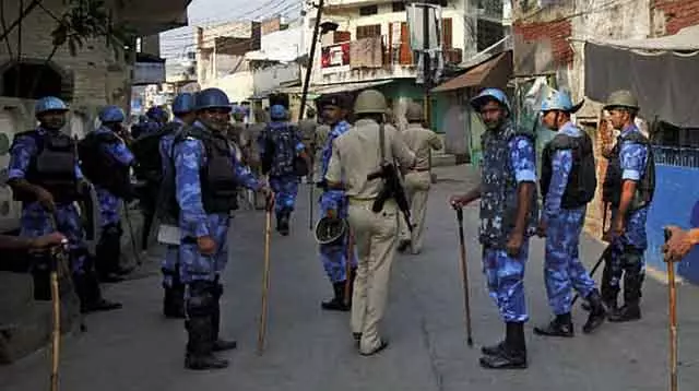 Hindu घर पर लगातार पथराव: चिकमंगलुरु में तनावपूर्ण माहौल, सुरक्षा बढ़ाई गई Hindu घर पर लगातार पथराव: चिकमंगलुरु में तनावपूर्ण माहौल, सुरक्षा बढ़ाई गई