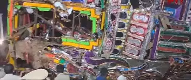 Tamil Nadu : मयना कोल्लई उत्सव के दौरान 60 फीट ऊंचा मंदिर का रथ गिरा, 7 घायल Tamil Nadu : मयना कोल्लई उत्सव के दौरान 60 फीट ऊंचा मंदिर का रथ गिरा, 7 घायल