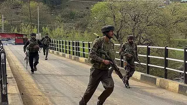 J&K: पुलिस पर हमला, तीन पाकिस्तानी कैदी बाल सुधार गृह से भागे J&K: पुलिस पर हमला, तीन पाकिस्तानी कैदी बाल सुधार गृह से भागे