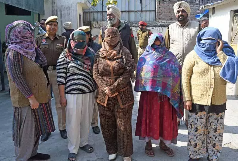 Ludhiana: पांचवीं बेटी के जन्म से नाखुश प्रवासी महिला ने उसे 2.1 लाख रुपये में बेच दिया Ludhiana: पांचवीं बेटी के जन्म से नाखुश प्रवासी महिला ने उसे 2.1 लाख रुपये में बेच दिया