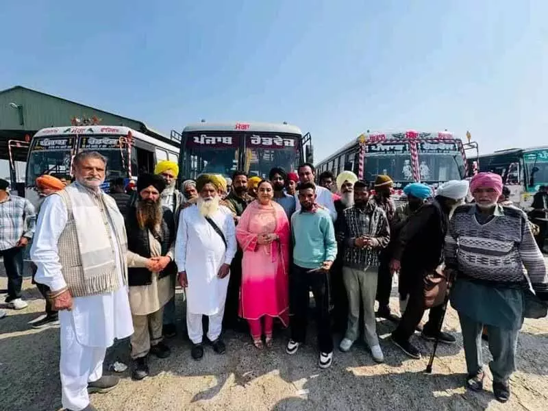 Moga इवेंट के लिए बसों का रास्ता बदलने से यात्रियों को परेशानी का सामना करना पड़ा Moga इवेंट के लिए बसों का रास्ता बदलने से यात्रियों को परेशानी का सामना करना पड़ा