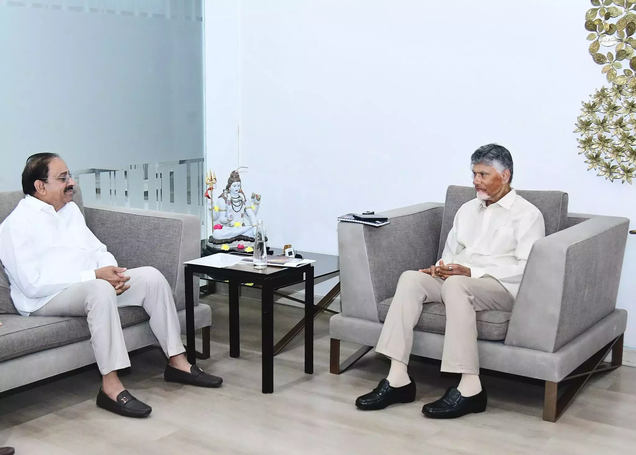 टीजी मंत्री तुम्माला ने सीएम नायडू से Andhra प्रदेश के पांच गांवों को तेलंगाना में मिलाने की मांग टीजी मंत्री तुम्माला ने सीएम नायडू से Andhra प्रदेश के पांच गांवों को तेलंगाना में मिलाने की मांग