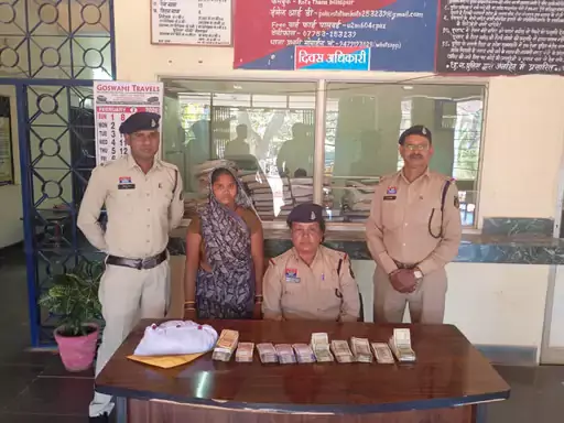महिला के घर किचन की तलाशी, 5 लाख कैश पुलिस ने किया बरामद महिला के घर किचन की तलाशी, 5 लाख कैश पुलिस ने किया बरामद
