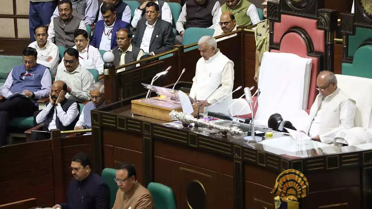 Bhopal: सदन में कांग्रेस के हंगामे के बीच राज्यपाल का भाषण बाधित Bhopal: सदन में कांग्रेस के हंगामे के बीच राज्यपाल का भाषण बाधित