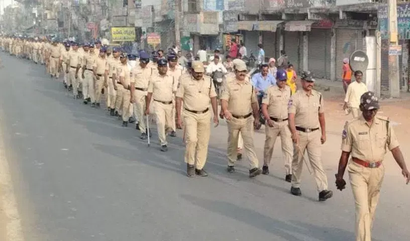 Warangal: नगर निगम चेयरमैन चुनाव से पहले थोरूर में भारी तनाव के बीच BRS नेता हाउस अरेस्ट Warangal: नगर निगम चेयरमैन चुनाव से पहले थोरूर में भारी तनाव के बीच BRS नेता हाउस अरेस्ट