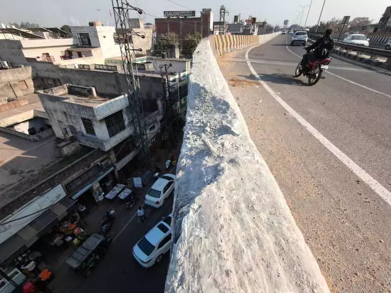 Ludhiana में ओवरलोडेड ट्रक के पलटने से सड़क सुरक्षा में कमियां उजागर होती हैं Ludhiana में ओवरलोडेड ट्रक के पलटने से सड़क सुरक्षा में कमियां उजागर होती हैं