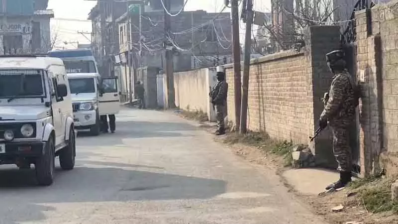 NIA ने श्रीनगर में सेवानिवृत्त सरकारी कर्मचारी के आवास पर छापा मारा NIA ने श्रीनगर में सेवानिवृत्त सरकारी कर्मचारी के आवास पर छापा मारा