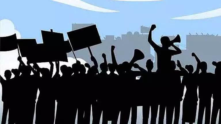 Tamil Nadu: चेक पोस्ट को लेकर ग्रामीणों ने चुनाव बहिष्कार की धमकी दी Tamil Nadu: चेक पोस्ट को लेकर ग्रामीणों ने चुनाव बहिष्कार की धमकी दी