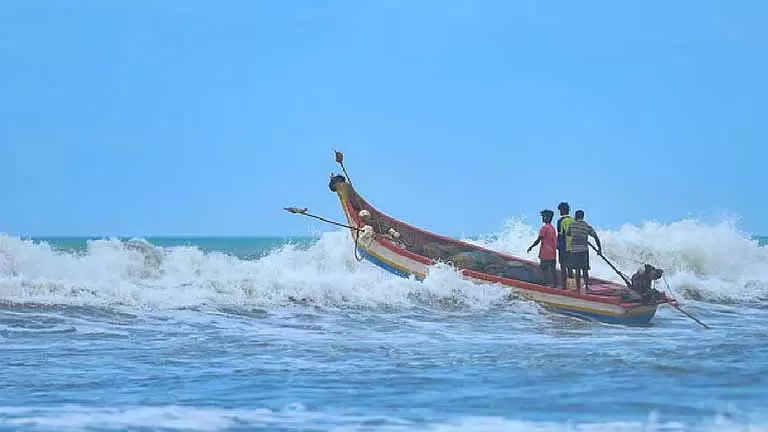 Sri Lankan Navy ने 24 मछुआरों को हिरासत में लिया, गांवों ने चुनाव के बहिष्कार की चेतावनी दी Sri Lankan Navy ने 24 मछुआरों को हिरासत में लिया, गांवों ने चुनाव के बहिष्कार की चेतावनी दी