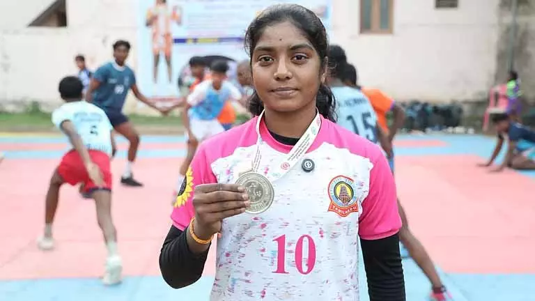टीन चैंपियन और उनके कोच ने भारत के kabaddi मैप पर अपनी जगह बनाई टीन चैंपियन और उनके कोच ने भारत के kabaddi मैप पर अपनी जगह बनाई