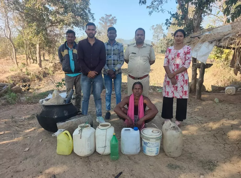 पिथौरा में अवैध महुआ शराब के खिलाफ कार्रवाई, 76 लीटर मदिरा जब्त पिथौरा में अवैध महुआ शराब के खिलाफ कार्रवाई, 76 लीटर मदिरा जब्त