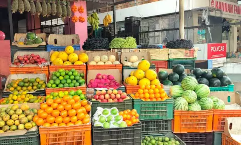 Ramadan से पहले बाज़ार में हलचल है; खजूर और फलों की मांग ज़्यादा है Ramadan से पहले बाज़ार में हलचल है; खजूर और फलों की मांग ज़्यादा है