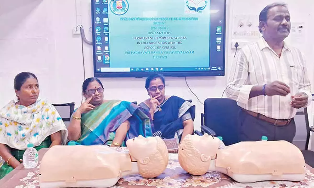 SPMVV में जीवन रक्षक कौशल पर कार्यशाला शुरू SPMVV में जीवन रक्षक कौशल पर कार्यशाला शुरू