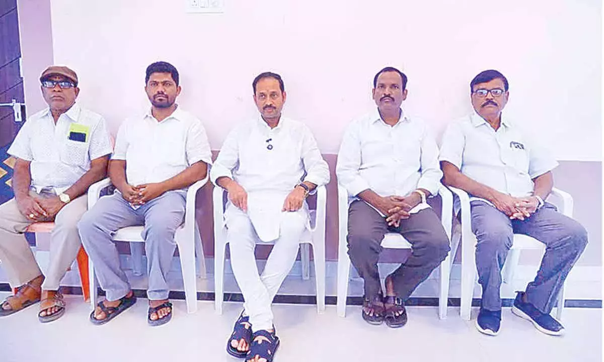 कदिरी के MLA शिवरात्रि के मौके पर इमोशनल हुए, राज्य के बजट का बचाव किया कदिरी के MLA शिवरात्रि के मौके पर इमोशनल हुए, राज्य के बजट का बचाव किया