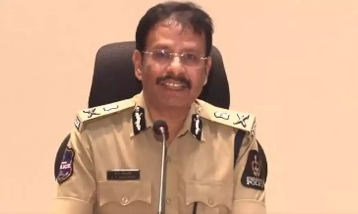 Hyderabad पुलिस कमिश्नर ने महिला के बच्चों को बहला-फुसलाकर ले जाने के वायरल मैसेज को फर्जी बताया Hyderabad पुलिस कमिश्नर ने महिला के बच्चों को बहला-फुसलाकर ले जाने के वायरल मैसेज को फर्जी बताया