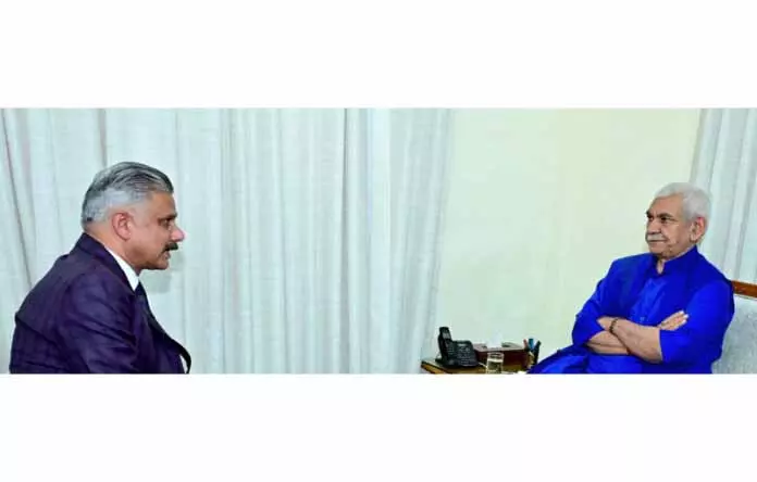 एडवोकेट अभिनव शर्मा, भद्रवाह के MLA ने एलजी से मुलाकात की एडवोकेट अभिनव शर्मा, भद्रवाह के MLA ने एलजी से मुलाकात की