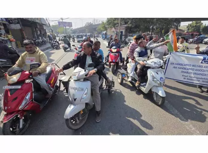 दिव्यांगों ने डोगरा चौक पर जाम लगाया, RPWD एक्ट लागू करने और पेंशन बढ़ाने की मांग की दिव्यांगों ने डोगरा चौक पर जाम लगाया, RPWD एक्ट लागू करने और पेंशन बढ़ाने की मांग की
