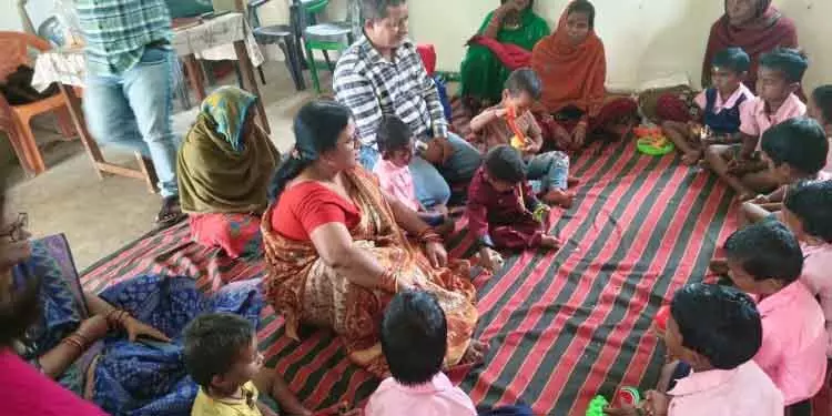 Kendrapara आंगनवाड़ी केंद्र में लौटे बच्चों को दलित हेल्पर का बनाया खाना मिला Kendrapara आंगनवाड़ी केंद्र में लौटे बच्चों को दलित हेल्पर का बनाया खाना मिला