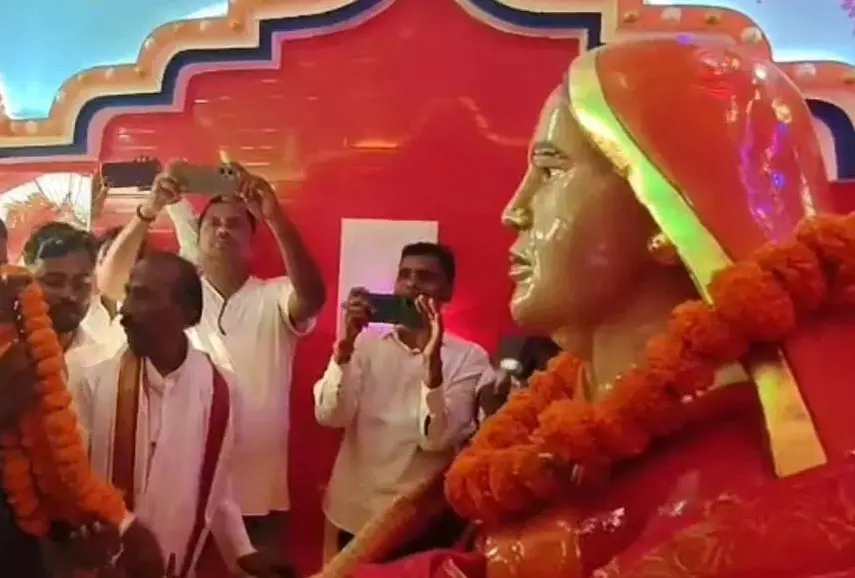 Champaran: दिवंगत पत्नी को श्रद्धांजलि, 65 फीट ऊंचा मंदिर कराया निर्माण Champaran: दिवंगत पत्नी को श्रद्धांजलि, 65 फीट ऊंचा मंदिर कराया निर्माण