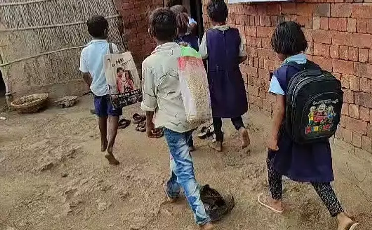 Barwani: शिक्षा की दुर्दशा उजागर, तबेले में ठूंसे गए छात्र Barwani: शिक्षा की दुर्दशा उजागर, तबेले में ठूंसे गए छात्र