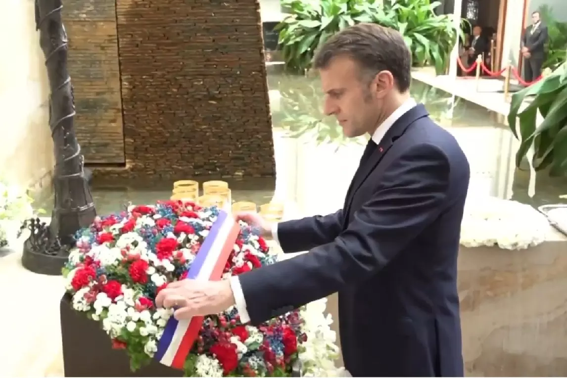 French के राष्ट्रपति मैक्रों ने 2008 के मुंबई आतंकी हमलों के पीड़ितों को श्रद्धांजलि दी French के राष्ट्रपति मैक्रों ने 2008 के मुंबई आतंकी हमलों के पीड़ितों को श्रद्धांजलि दी