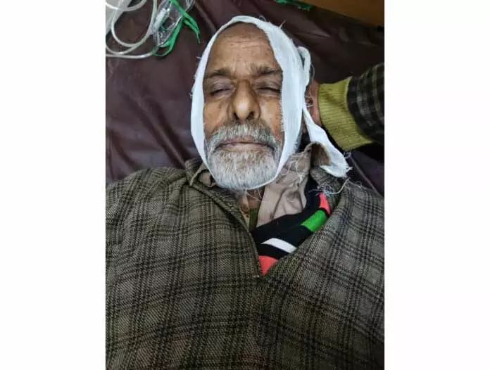Anantnag में फोर वे होटल के पास एक अज्ञात व्यक्ति मृत मिला Anantnag में फोर वे होटल के पास एक अज्ञात व्यक्ति मृत मिला
