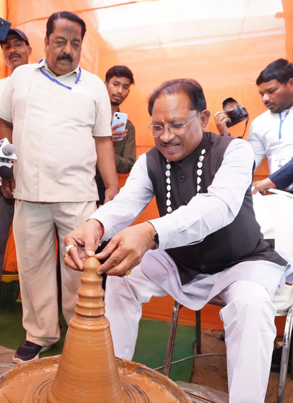 CM साय ने कुम्हार के चाक पर गढ़ा दीया CM साय ने कुम्हार के चाक पर गढ़ा दीया