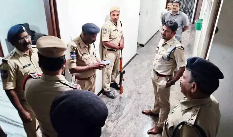 Tolichowki में घेराबंदी और तलाशी अभियान में 23 विदेशी नागरिक हिरासत में लिए गए Tolichowki में घेराबंदी और तलाशी अभियान में 23 विदेशी नागरिक हिरासत में लिए गए